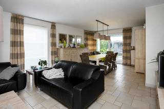 Roeselare –  <strong>stijlvolle villa</strong> met zonnige tuin, <strong>5 slaapkamers</strong>/bureel, dubbele garage en ruime carport. opp 564 m².<br /><br />Ontdek deze prachtige en <strong>uitstekend onderhouden villa</strong> in een rustige omgeving in Roeselare. Deze ruime woning <strong>combineert comfort, licht en functionaliteit</strong>, met maar liefst 4 slaapkamers op de verdieping én een extra bureau/slaapkamer op het gelijkvloers.<br /><br />Bij het binnenkomen word je verwelkomd in een lichtrijke inkomhal met gastentoilet. De ruime leefruimte baadt in het <strong>natuurlijke licht</strong> en sluit naadloos aan op de<strong> grote, volledig uitgeruste leefkeuken</strong> met zicht op het zonnige terras en de onderhoudsvriendelijke tuin. Verder beschikt het gelijkvloers over een praktische wasplaats met mogelijkheid tot extra douche, evenals een extra kamer die perfect dienst kan doen als bureau, hobbyruimte of slaapkamer.<br /><br />De <strong>dubbele garage</strong> biedt plaats aan 2 wagens en buiten geniet je van talrijke parkeermogelijkheden, aangevuld met een ruime <strong>carport voor minstens 3 extra voertuigen</strong>.<br />Op de eerste verdieping bevinden zich 4 volwaardige slaapkamers, een aparte dressing, een afzonderlijk toilet en een ruime badkamer uitgerust met zowel een bad als een douche.<br /><br /><u>Extra troeven</u><br /><br />Energiezuinige woning met laag EPC<br />Bewoonbare oppervlakte van 211 m²<br />Centrale verwarming<br />Zeer lichtrijke ruimtes<br />Rustige en aangename ligging<br />Ruime parkeermogelijkheden<br /><br />Instapklaar en klaar om jouw nieuwe thuis te worden!<br /><br />📞 Meer info of een bezoek?  Bel ons op 051/62 40 40