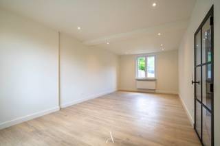 <span>Deze verrassend ruime stadswoning bevindt zich op een uitstekende locatie in het centrum van Maaseik, op wandelafstand van de Markt, winkels, horeca en andere voorzieningen. Met een bewoonbare oppervlakte van maar liefst ca. 269 m², 6 slaapkamers en een perceel van 325 m² biedt deze woning een uitzonderlijke hoeveelheid ruimte voor grote gezinnen of wie op zoek is naar extra woon- en werkmogelijkheden.<br /><br />De woning werd in 2026 volledig gerenoveerd en is daardoor instapklaar. Tijdens deze totaalrenovatie werden onder meer een nieuw geïsoleerd dak, nieuwe vloeren en plafonds, een nieuwe keuken, een nieuwe badkamer en een volledig vernieuwde elektrische installatie en sanitaire installatie voorzien. De nieuwe plafonds werden bovendien doorheen de woning afgewerkt met moderne inbouwspots, wat zorgt voor een eigentijdse uitstraling en aangename verlichting. Daarnaast beschikt de woning volledig over PVC-ramen met dubbele HR-beglazing.<br /><br /><strong>Indeling</strong><br />Op het gelijkvloers biedt de inkomhal toegang tot de ruime woonkamer. Daarnaast bereikt u de afzonderlijke eetkamer met aansluitend de nieuwe, volledig geïnstalleerde keuken. Achter de keuken bevinden zich nog een praktische wasplaats en een gastentoilet.<br /><br />De eerste verdieping beschikt over een nachthal die toegang geeft tot vier ruime slaapkamers en een nieuwe badkamer.<br /><br />Op de tweede verdieping bevinden zich nog twee bijkomende volwaardige slaapkamers, bereikbaar via een ruime overloop.<br /><br /><strong>Buitenruimte</strong><br />Achter de woning bevindt zich een aangename, oostgerichte stadstuin waar u in alle rust kunt genieten van het buitenleven. Achteraan het perceel werd bovendien een praktische carport met aansluitende tuinberging voorzien.<br /><br /><strong>Karakter &amp; troeven</strong><br />Deze woning combineert de charme van een ruime stadswoning met het comfort van een recente totaalrenovatie. Dankzij de zes slaapkamers, de instapklare afwerking en de centrale ligging vormt dit een unieke opportuniteit voor wie op zoek is naar veel woonruimte in het hart van Maaseik.<br /><br />Deze woning is de ideale keuze voor wie op zoek is naar een instapklare gezinswoning met veel ruimte, hedendaags comfort en een centrale ligging.</span>
