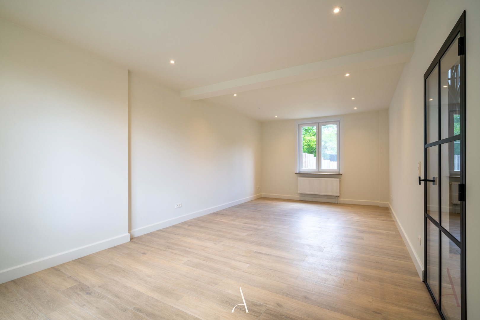 Volledig gerenoveerde stadswoning van 269 m² met 6 slaapkamers en carport in het centrum van Maaseik - foto 3