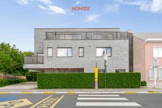 In de Gebroeders Massantstraat 15 in Herent bevindt zich dit aangename, onbemeubelde 1-slaapkamerappartement in een kleinschalig gebouw met slechts vier appartementen. Het pand werd gebouwd in 2017 en beschikt over een gunstig EPC-label A, wat zorgt voor een energiezuinige en comfortabele woonomgeving. Bij het betreden van het appartement op de eerste verdieping, kom je terecht in een lange inkomhal die toegang geeft tot de verschillende ruimtes. Zo vind je er een apart toilet, een praktische berging, een wasruimte, een slaapkamer aan de achterzijde en een badkamer met inloopdouche en lavabo. De hal leidt verder naar de open keuken met aansluitend een gezellige leef- en eetruimte. Vanuit deze leefruimte heb je toegang tot het terras, dat gericht is naar het zuidwesten en dus een aangename lichtinval biedt. Het appartement is gelegen op korte afstand (300 m) van het treinstation van Herent en heeft een goede verbinding via hoofdzakelijk fietspaden met Leuven en in het bijzonder met UZLeuven (Gasthuisberg). Daarnaast is bij het appartement een staanplaats inbegrepen. De huurprijs bedraagt €1.100 per maand, aangevuld met €30 kosten voor water, onderhoud van de parking en elektriciteit van de gemeenschappelijke delen. Elektriciteit, gas en internet dienen door de huurder zelf te worden afgesloten. Het appartement is beschikbaar vanaf 10 juli 2026. Wenst u graag een bezoek of extra informatie? Aarzel dan zeker niet om contact op te nemen via info@homies.be!