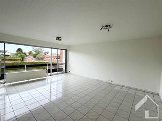 <p>Schrijf u in op het bezoekmoment via onze website: www.immomk.be!<br />Instapklaar appartement op de 1ste verdieping (zonder lift), gelegen in een doodlopende straat, nabij het centrum van Broechem, winkels, scholen en openbaar vervoer. We betreden het appartement via de inkomhal met ingemaakte kasten. Deze hal geeft toegang tot de gezellige leefruimte, die ruim aanvoelt. De keuken is volledig uitgerust met alle comfort en toestellen (ijskast- micro - oven - kookvuur - dampkap - 1,5 spoelbak - vaatwasmachine). Het appartement beschikt over 2 slaapkamers en een dressing/bureau. Verder is er nog een apart gastentoilet aanwezig in de hal. De badkamer is voorzien van een bad (jacuzzi), douche en lavabo met meubel- en spiegelkast. Het appartement beschikt over een privé garagebox. De maandelijkse vaste kosten bedragen 90 euro (waterverbruik inclusief). Bent u op zoek naar een instapklaar appartement? Aarzel dan niet en plan vandaag nog uw bezoek. Schrijf u in op het bezoekmoment via onze website: www.immomk.be. Wij helpen u graag verder!</p>