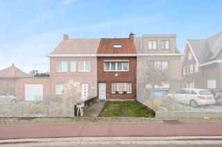 Te koop: gesloten woning in Sint-Niklaas, gelegen aan de Klapperbeekstraat op de stadsrand, dichtbij invalswegen.Deze woning uit 1957 biedt een...