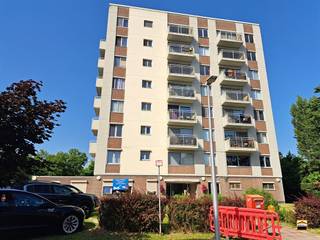 <p><span>Volledig gerenoveerd 1-slaapkamerappartement op centrale doch rustige ligging</span><span><br /><br />Het appartement is centraal gelegen tussen de kleine en de grote ring, met een bushalte <br />vlak voor de deur. Bovendien geniet u van een rustige ligging omgeven door groen. <br /><br />Rondom het gebouw is er voldoende parkeergelegenheid beschikbaar.<br /><br />Het appartement is gelegen op de eerste verdieping. Er is een lift voorzien in het gebouw.<br />Via de inkomhal, waar voldoende ruimte is voor een grote kleerkast of praktische opbergkast, <br />betreedt u het appartement. De leefruimte met open keuken vormt het hart van de woning. <br />De keuken is uitgerust met een keramische kookplaat, dampkap en aansluiting voor een wasmachine.<br /><br />De moderne badkamer beschikt over een inloopdouche, een toilet en een enkele lavabo met meubel.<br />Deze is voorzien van een praktische schuifdeur, waardoor de beschikbare ruimte optimaal benut wordt.<br /><br />Verder beschikt het appartement over een ruime aparte slaapkamer. <br /><br />Voor extra comfort zijn vliegenramen en lichtarmaturen reeds voorzien.<br /><br />Daarnaast kunnen bewoners gebruikmaken van twee gemeenschappelijke fietsenstallingen <br />en een gemeenschappelijke container voor restafval.<br /><br />Dankzij het gunstige EPC-label B woont u bovendien energiezuinig en geniet u van lagere energiekosten.</span><span><br /><br />Algemene informatie:</span><span><br />Huurprijs: 750 euro/maand<br />Algemene onkosten: 100 euro/maand<br />Vrij vanaf: onmiddellijk <br />EPC-waarde: 143 kWh/m²<br />Huisdieren: </span><span>enkel toegelaten mits voorafgaande schriftelijke toestemming van de verhuurder</span><span> </span></p>
