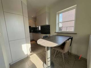 <p>Ben je op zoek naar een ruime gezinswoning waar licht, ruimte en een aangename ligging samenkomen? Dan zal deze instapklare halfopen bebouwing in Boortmeerbeek je zeker weten te verrassen.</p><p>Bij het binnenkomen word je verwelkomd door een ruime inkomhal. De moderne en gerenoveerde keuken loopt naadloos over in de lichtrijke leefruimte.</p><p>Met maar liefst vier ruime slaapkamers biedt deze woning tal van mogelijkheden: ideaal voor een groter gezin, een thuisbureau, hobbyruimte of logeerkamer. Daarnaast beschikt de woning over twee badkamers, wat zorgt voor extra gebruiksgemak in het dagelijkse leven.</p><p>De tuin met zuidelijke oriëntatie laat je de hele dag door genieten van natuurlijk licht en zon. De geprivatiseerde pergola maakt van de tuin een heerlijke plek om te ontspannen en samen te genieten van lange zomeravonden.</p><p>De woning bevindt zich in een rustige en aangename buurt in Boortmeerbeek. Winkels, scholen, openbaar vervoer en belangrijke verbindingswegen zijn vlot bereikbaar, waardoor je geniet van een fijne woonomgeving met alles binnen handbereik.</p><p>Zie jij jezelf hier al wonen? Neem dan snel contact op met Lauren van Gilles Vastgoed via 0468/ 367 951 of e-mail haar via lauren@gillesvastgoed.be</p>