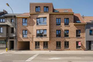 Het appartement beschikt over een bewoonbare oppervlakte van 84m² en een ruim, aangenaam terras van 9m², ideaal om te genieten van rust en buitenruimte.<br /><br />De indeling is praktisch en doordacht:<br />- Een volledig uitgeruste keuken met toegang tot het terras (9m²)<br />- Lichtrijke leefruimte met grote raampartijen<br />- Eén volwaardige slaapkamer<br />- Een volledig uitgeruste badkamer<br />- Een praktische bergruimte<br />- Apart gastentoilet<br />- Mogelijkheid tot aankoop carport<br /><br />Dankzij de gunstige ligging heb je in het centrum van Bissegem alles binnen handbereik. Daarnaast bevindt Kortrijk zich op fietsafstand, terwijl ook de belangrijkste invalswegen vlot bereikbaar zijn. Dit maakt het appartement ideaal voor zowel eigen bewoning als investering.<br /><br />Aankoop mogelijk onder 6% BTW.<br /><br />Bent u op zoek naar een energiezuinig nieuwbouwappartement met terras? Dan is dit appartement in de residentie Greenscape zeker een bezoek waard.<br /><br />Neem contact op met één van onze makelaars Sarah (0493 25 46 80) of Michelle (0493 25 46 81).<br /><br />Deze AI-visualisaties zijn bedoeld als inspiratie. Er werd geen rekening gehouden met technische specificaties, stedenbouwkundige voorschriften of de concrete mogelijkheden tot realisatie.