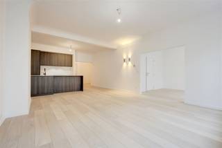 <p><span>Vlakbij de </span><span>Markgravewijk </span><span>vinden we in de Lange Lozanastraat te Antwerpen dit </span><span>nieuwbouw appartement</span><span> te koop. </span><span>Naar bereikbaarheid kan je niet centraler wonen! Het </span><span>centrum van Antwerpen </span><span>bevindt zich op slechts enkele minuten met de fiets of te voet. In no time bereik je </span><span>allerlei winkels</span><span>, horecagelegenheden, openbaar vervoer en scholen.</span><span> </span></p><p><span> </span></p><p><span>Het </span><span>nieuwbouw appartement</span><span> is </span><span>super lichtrijk </span><span>en heeft een bruikbare oppervlakte van zo'n </span><span>116m²</span><span>, heeft </span><span>2 of 3 slaapkamers</span><span>, een </span><span>ruim terras</span><span> (7m²) en een </span><span>kelder</span><span>. </span></p><p><span> </span></p><p><span>** de foto's die getoond worden zijn foto's van het ondergelegen appartement dat reeds afgewerkt werd **</span></p><p><span> </span></p><p><span>Indeling</span></p><p><span>- inkomhal</span></p><p><span>- apart toilet</span></p><p><span>- woonkamer en eetkamer</span></p><p><span>- extra kamer; ideaal als bureau of slaapkamer (12m)</span></p><p><span>- open geïnstalleerde keuken</span></p><p><span>- berging met aansluitingen wasmachine/droogkast</span></p><p><span>- slaapkamer 1 (27m²)</span></p><p><span>- slaapkamer 2 (9m²)</span></p><p><span>- ruim terras (7m²)</span></p><p><span>- badkamer met inloopdouche en dubbele lavabo's</span></p><p><span>- kelderberging</span></p><p><span> </span></p><p><span>Algemeen</span></p><p><span>- lift aanwezig</span></p><p><span>- totaalrenovatie gebouw 2024; nieuwbouw vanaf V4</span></p><p><span>- vernieuwd en geïsoleerd dak</span></p><p><span>- individuele nutsvoorzieningen</span></p><p><span>- fietsenberging</span></p><p><span> </span></p><p><span>Troeven</span></p><p><span>- centrale locatie</span></p><p><span>- nieuwbouw</span></p><p><span>- ruim terras</span></p><p><span> </span></p><p><span>Deze verkoop valt onder het btw-stelsel van 21%.</span></p><p><span> </span></p><p><span>Ben jij geïnteresseerd in dit nieuwbouw appartement te koop in Antwerpen, ben je op zoek naar ander vastgoed, een investering of wens je de waarde van jouw eigendom te kennen? Dan ben je bij BOLT immo aan het juiste adres! Wij helpen jou graag verder.</span><span> </span></p>