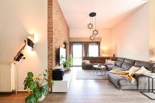- Bekijk www.koosi.be voor een uitgebreide omschrijving - Deze karaktervolle villa is gelegen op een mooi, zuidwest georiënteerd perceel van 812 m² te Hoge Weg – Hoevenen.Met een bewoonbare oppervlakte van 264 m² en een unieke indeling biedt deze woning tal van mogelijkheden. Momenteel is ze ingericht als ruime gezinswoning met een afzonderlijke ontspanningsruimte, maar dankzij de indeling leent het pand zich eveneens uitstekend voor een combinatie van wonen en werken, een praktijkruimte voor een vrij beroep of een tweewoonst.Ook technisch verkeert de woning in uitstekende staat. Zo beschikt ze over dubbele beglazing, een recente cv-ketel, een alarminstallatie en een conforme elektrische installatie.Een eigendom met een eigen karakter en verrassend veel potentieel, die u best ter plaatse komt ontdekken.- Interesse? stef@koosi.be -