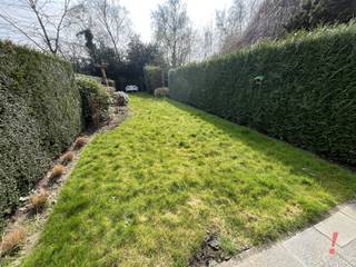 Gezellige stadswoning met garage en tuin. Deze woning omvat een inkomhal, dubbele beglaasde deur naar de woonkamer met eet-en zithoek, veranda...