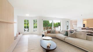 Exclusief te koop: Uitzonderlijk appartement met een gevelbreedte van 13 meter in het prestigieuze en rustige kader van het domein Tennis Gardens (privatief park van 5 ha met binnenzwembad), op slechts enkele stappen van de zee, het Zwin, de tennis en de approach golf. <br /><br />Indeling: inkom met vestiaire en toilet, prachtige leefruimte uitgevend op zonnig en zuidgericht terras, open keuken, nachthal met toegang tot de drie slaapkamers, elk met eigen sanitair. Berging/wasplaats.<br /><br />Prachtige zichten vanop het terras over het ganse park. Verwarmd binnenzwembad. Kelder. <br />Mogelijkheid om een dubbele garagebox aan te kopen in de residentie. Conciërge. <br /><br />EPC: 144 kWh/m² - UC: 0003426911