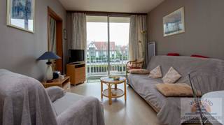 Gelegen in het hart van Nieuwpoort Bad, op wandelafstand van zee, winkels en restaurants, vindt u dit charmante en zuidgericht appartement op de eerste verdieping. Optioneel: mogelijkheid tot aankoop van een garage (niet inbegrepen in de prijs)