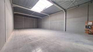 <strong>Nieuwe bedrijfsloods te huur te Hooglede</strong><br /><br />Recent gebouwde bedrijfsloods met een bruto oppervlakte van 309 m², strategisch gelegen aan de Olieslagerijstraat 7 bus 2 te Hooglede, vlakbij de Rijksweg en met een vlotte verbinding naar de E403.<br /><br />Deze kwalitatieve en hoge loods is geschikt voor diverse professionele activiteiten en biedt tal van mogelijkheden voor opslag of kleine ondernemingen.<br /><br /><strong>Kenmerken :</strong><br />Bruto oppervlakte: <strong>309 m²</strong>
<ul>
<li>Polybetonvloer</li>
<li>Automatische sectionale poort
<ul>
<li>Hoogte: 4,20 m</li>
<li>Breedte: 4,15 m</li>
</ul>
</li>
<li>Hoge vrije hoogte</li>
<li>Drijfkracht aanwezig</li>
<li>Zonnepanelen aanwezig</li>
<li>2 private parkeerplaatsen</li>
<li>Nieuw gebouw</li>
</ul>
<strong>Ideaal voor :</strong>
<ul>
<li>Opslag en stockageruimte</li>
<li>Zelfstandige schrijnwerker, loodgieter, elektricien</li>
<li>Technische of ambachtelijke activiteiten</li>
<li>Kleine KMO </li>
</ul>
<strong>Ligging : </strong><br />Gelegen op een vlot bereikbare locatie in Hooglede, langs de Rijksweg en op korte afstand van de E403.<br />Hierdoor geniet u van een uitstekende bereikbaarheid voor zowel klanten als leveranciers.<br /><br /><br /><strong>Huurprijs: € 1.600 per maand excl. btw</strong><br />Onmiddellijk beschikbaar<br /><br />Interesse in deze bedrijfsruimte? Neem contact op voor meer informatie of een bezichtiging.