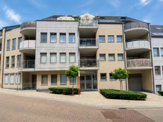 Bent u op zoek naar een ruim en instapklaar appartement met meerdere slaapkamers, aangename buitenruimtes en een centrale ligging? Dan is dit duplexappartement in Residentie Azuur, gelegen aan de Bodestraat in het centrum van Lanaken, zeker het bekijken waard.<br /><br />Het appartement combineert een praktische indeling met veel leefruimte, een ruim balkon aan de voorzijde en een terras aan de achterzijde. Daarnaast beschikt het appartement over een private autostaanplaats en een kelderberging.<br /><br /><strong>Centraal gelegen in Lanaken</strong><br /><br />Het appartement is gelegen in het centrum van Lanaken, op wandelafstand van winkels, horeca en dagelijkse voorzieningen. Ook de belangrijkste verbindingswegen richting Maastricht (NL), Bilzen en Genk zijn vlot bereikbaar. Dankzij de centrale ligging is dit een ideale woonplaats voor wie comfort en bereikbaarheid wil combineren.<br /><br /><strong>Ruime en praktische indeling</strong><br /><br />Bij binnenkomst betreedt u de inkomhal. Hier bevindt zich een eerste slaapkamer met aansluitend een badkamer, uitgerust met een bad en lavabo.<br /><br />Verder beschikt de inkomhal over een praktische was- en bergruimte met aansluitingen voor een wasmachine en droogkast. Daarnaast is er een afzonderlijk gastentoilet.<br /><br />Via de hal bereikt u de ruime leefruimte. De woonkamer geniet dankzij de grote raampartijen van een aangename lichtinval en geeft aan de voorzijde toegang tot een ruim balkon, waar u heerlijk van de buitenlucht kunt genieten.<br /><br />Aansluitend bevindt zich de moderne keuken met een praktisch kookeiland. Vanuit de keuken heeft u rechtstreeks toegang tot het terras met bergruimte aan de achterzijde, wat zorgt voor een aangename verbinding tussen de keuken en de buitenruimte.<br /><br />Via de trap bereikt u de bovenverdieping. Hier bevindt zich de ruime hoofdslaapkamer, voorzien van ingebouwde kasten. Daarnaast zijn er nog een extra slaapkamer en een tweede badkamer, uitgerust met een douche en lavabo. Op deze verdieping is eveneens een afzonderlijk gastentoilet aanwezig.<br /><br />In de kelder beschikt het appartement bovendien over een private autostaanplaats en een afzonderlijke kelderberging, ideaal voor extra opslagruimte.<br /><br /><strong>Sterke troeven van dit appartement</strong>
<ul>
<li>Ruim duplexappartement in het centrum van Lanaken</li>
<li>Drie slaapkamers</li>
<li>Twee badkamers</li>
<li>Ruime leefruimte met veel lichtinval</li>
<li>Ruim balkon aan de voorzijde</li>
<li>Terras aan de achterzijde</li>
<li>Keuken met praktisch kookeiland</li>
<li>Private autostaanplaats in de kelder</li>
<li>Centrale ligging nabij winkels, horeca en belangrijke verbindingswegen</li>
</ul>
<strong>Financiële voorwaarden</strong>
<ul>
<li><strong>Huurprijs:</strong> € 1.200,00 per maand</li>
<li><strong>Gemeenschappelijke kosten:</strong> € 50,00 per maand</li>
<li><strong>Huurwaarborg: </strong>3 maanden huur (€ 3.600,00)</li>
<li><strong>Plaatsbeschrijving:</strong> aandeel huurder</li>
<li><strong>Nutsvoorzieningen:</strong> afzonderlijk te betalen door de huurder</li>
</ul>
Bent u op zoek naar een modern en instapklaar appartement waar comfort en een uitstekende ligging samenkomen?<br />Neem dan gerust contact met ons op voor meer informatie of een bezichtiging via <span><strong>verhuur@immoverslegers.be</strong></span>.