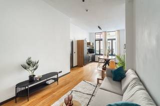 Ruime duplex om de hoek van Park Spoor Noord – Instapklaar én energiezuinig<br /><br />Letterlijk om de hoek van het groene Park Spoor Noord, vind je dit lichtrijke duplexappartement. Hier geniet je van de perfecte mix tussen rust en stadsleven. Tram- en bushaltes liggen vlakbij, waardoor je vlot het centrum bereikt, en ook de belangrijkste autosnelwegen zijn eenvoudig toegankelijk. Top Mobiscore: 9,4/10! Dit instapklare gelijkvloers duplexappartement van 105 m² werd in 2022 volledig gerenoveerd en combineert moderne afwerking met een cosy sfeer. Het bevindt zich in een kleinschalig gebouw met slechts 4 appartementen. Op het gelijkvloers betreed je de woning via een inkomhal die toegang geeft tot links de vernieuwde, volledig ingerichte keuken en rechts de gezellige, lichtrijke woonkamer met grote ramen. Vanuit de woonkamer stap je zo op het charmante terras (10m²). Aansluitend bevindt zich een extra kamer, momenteel ingericht als bureau, van waaruit een trap naar de bovenverdieping leidt. Op de eerste verdieping vind je een knusse slaapkamer, gevolgd door een halve verdieping hoger waar zich de stijlvolle badkamer met regendouche, een apart toilet, een praktische wasruimte en de royale master bedroom bevinden. Verder beschikt het appartement over extra bergruimte in de kelder. Bijzonderheden: asbestveilig, conforme elektrische keuring en zéér lage lasten (enkel blokpolis: momenteel jaarlijks 327 euro). Kortom, ideaal voor alleenstaanden, koppels en gezinnetjes!<br /><br />Verplichte vermeldingen<br />EPC: 151 kWh/m²<br />G-score: A<br />P-score: A<br />Stedenbouwkundige inlichtingen: in aanvraag