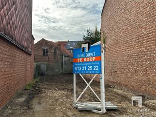 <p><span>Bouwgrond van 1,42 are te koop met vergunde stadswoning op top-locatie in Diest!</span></p><p><span> </span></p><p><span>Ligging:</span><span> Rustig wonen aan de Valleilaan in Diest, met alle stadsvoorzieningen binnen handbereik. Deze bouwgrond geniet van een uiterst centrale en strategische ligging op wandelafstand van het station van Diest. De Grote Markt, winkels, horeca en het openbaar vervoer (trein en bus) bevinden zich op slechts ± 500 meter. Ook gezinnen vinden hier alles in de directe omgeving: kleuter-, lagere en middelbare scholen zijn vlot bereikbaar. Wie graag geniet van natuur en ontspanning staat bovendien in enkele minuten in park Jan Heylen, met aansluiting op recreatiedomein De Halve Maan en natuurgebied Webbekoms Broek.</span></p><p><span> </span></p><p><span>De bouwgrond wordt verkocht met (tijdelijke) vergunning, maar het staat de koper uiteraard volledig vrij om een  woning naar eigen smaak te realiseren.</span></p><p><span>Beschrijving:</span><span> Deze bouwgrond van 1,42 are wordt verkocht met een goedgekeurde vergunning voor een moderne rijwoning met een bruto bewoonbare oppervlakte van 171 m². Het ontwerp werd uitgewerkt met oog voor duurzaamheid en voorziet achteraan een gezellig terras met zuidoostelijke oriëntatie. Met vier volwaardige slaapkamers biedt het vergunde project alle ruimte voor gezinnen die comfortabel en centraal willen wonen.</span></p><p><span> </span></p><p><span>Dit perceel is gelegen in BPA Demervallei. Maximale bouwdiepte gelijkvloers: 15m, verdieping: 10m.</span></p><p><span> </span></p><p><span>Meer info bij Immo Diest.<br />Bel 013 31 25 22</span></p><p><span> </span></p>