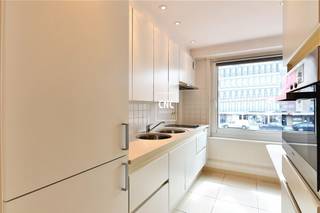 Prachtig hoekappartement in het centrum van Knokke, op het Burgemeester Frans Desmidtplein, vlakbij de Lippenslaan. Indeling: inkomhal, woonkamer met...