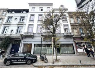 <p>Gelegen op <strong>Place Beeckman 8 in Elsene</strong>, op wandelafstand van <strong>het Flageyplein</strong>, bevindt dit prachtig gerenoveerde kantoor zich <strong>achteraan het perceel</strong>, waardoor het een <strong>rustige en groene werkomgeving</strong> biedt.</p>
<p>Het kantoor is verdeeld over <strong>twee zeer lichtrijke verdiepingen</strong> met een aangename indeling en een centrale ruimte die beide niveaus verbindt. Het pand beschikt over een <strong>semi-uitgeruste keuken</strong>, <strong>gescheiden toiletten voor dames en heren</strong> en een <strong>fietsenlokaal</strong>. Daarnaast zijn er een <strong>terras en tuin</strong>, wat zorgt voor een bijzonder aangename werkomgeving.</p>
<p>Het gebouw werd <strong>volledig gerenoveerd</strong> en is uitgerust met <strong>dubbele ventilatie (systeem D)</strong> voor optimaal comfort en luchtkwaliteit.</p>
<p>De ligging is uitstekend, met <strong>tram en bus op korte afstand</strong> en alle voorzieningen van de levendige Flageywijk op wandelafstand.</p>
<p>Ideaal voor <strong>medische activiteiten, advocatenkantoor, fiduciaire of andere vrije beroepen</strong>.</p>
<p><strong>Huurprijs: €3.450 / maand</strong></p>