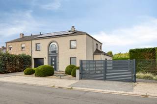 Op een rustige en gegeerde locatie in Genk bevindt zich deze prachtige, ruime woning die luxe, comfort en elegantie moeiteloos combineert.De woning...