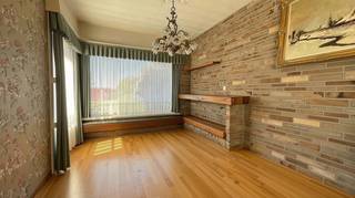 Charmante woning met grote garage/werkhuis op toplocatie.<br />(met mogelijkheid om achterliggende weide van 30are bij te kopen)<br /><br />Bent u op zoek naar een woning met karakter, ruimte en tal van mogelijkheden? <br />Houdt u van dieren? <br />Dan is deze woning zeker een aanrader.<br />Deze woning heeft een tuin, grote garage/werkhuis en biedt een unieke kans voor wie houdt van buitenleven, hobbyruimte of het houden van dieren.<br /><br />Indeling gelijkvloers:<br />Via de inkomhal betreedt u de gezellige woning met een lichtrijke zithoek en eetplaats. <br />Aansluitend bevindt zich de keuken en een praktische stookplaats. <br />Daarnaast is er een extra kamer die perfect kan dienen als tweede zithoek, hobbyruimte of ruime berging. <br /><br />Vanuit de woning heeft u toegang tot een knus overdekt terras waar het heerlijk vertoeven is.<br /><br />Bovendien is er een uitzonderlijk grote garage/werkhuis van maar liefst 133 m², perfect voor zelfstandigen, hobbyisten of opslag.<br /><br />Verdieping:<br />Op de eerste verdieping vindt u 3 slaapkamers en een badkamer.<br /><br />Extra troeven:<br />Woning met veel potentieel (op te frissen naar eigen smaak)<br />Groot werkhuis/garage van 133 m²<br /><br />Vlotte verbinding naar autosnelweg richting Leuven en Brussel<br /><br />Deze eigendom combineert ruimte, ligging en mogelijkheden – een buitenkans voor wie op zoek is naar een woning met karakter en uitbreidingspotentieel.<br /><br />Prijs bespreekbaar!<br />Interesse? Contacteer ons voor een bezoek!<br /><br />Unieke extra troef:<br />Als koper van deze woning kan u optioneel een weide van +/- 30are apart bijkopen (prijs bespreekbaar).<br />Ideaal voor dierenliefhebbers of wie op zoek is naar rust en ruimte. <br /><br />EPC: 746 kWh/m² - UC: 20230730-0002954032-RES-1<br />(Woongebieden met landelijk karakter/agrarische gebieden-Vergunning-Geen verkavelingsvergunning-Voorkooprecht-Geen rechterlijke herstelmaatregel of bestuurlijke maatregel opgelegd)<br />Deze woning is onderworpen aan de renovatieverplichting van de Vlaamse overheid voor residentiële gebouwen (behoudens bij sloop binnen 5 jaar na aankoop). Meer info via de website van het Vlaams Energie- en Klimaatagentschap.<br />Bestuursmaatregelen in het maatregelenregister: nee