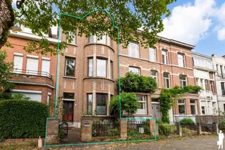 <span><strong>Prachtige woning met veel charme</strong><br /><br />Ruime gezinswoning uit 1946 van <strong>ca. 210 m²</strong> in één van de mooiste lanen uit Deurne. Dit huis heeft een mooie combinatie van authentieke elementen en moderne voorzieningen. Het uniek pand is ideaal gelegen op <strong>wandelafstand </strong>van het domein Rivierenhof, vlak bij invalswegen, openbaar vervoer, scholen en winkels.<br /><br /><strong>Indeling:</strong><br /><strong>Gelijkvloers</strong><br />- Inkomhal<br />- Leefruimte<br />- Formele eetkamer<br />- Keuken met aansluitend een stadskoer<br />- Badkamer met douche en toilet<br /><br /><strong>Eerste verdiep</strong><br />- Leefruimte / slaapkamer<br />- Keuken met apparatuur van Miele<br /><br /><strong>Tweede verdieping</strong><br />- Slaapkamer 2<br />- Slaapkamer 3<br />- Slaapkamer 4<br />- Badkamer met douche en toilet<br /><br /><strong>Bijzonderheden:</strong><br />- Mobiscore <strong>8,9/10</strong><br />-<strong> EPC C</strong> met een score van 278 kWh/(m² jaar)<br />- <strong>Dubbele</strong> <strong>beglazing </strong>met schrijnwerk van PVC en hout<br />- Radiatoren vernieuwd in <strong>2019</strong><br />- Dak vernieuwd en geïsoleerd (10 cm PIR) in <strong>2019</strong><br />- <strong>8 Zonnepanelen + thuisbatterij</strong><br />- <strong>Vaillant </strong>CV-ketel en <strong>Vaillant </strong>Boiler<br />- <strong>Twee</strong> keukens en <strong>twee </strong>badkamers<br />- Kelder aanwezig<br />- Ideaal voor privé- en beroepsdoeleinden<br /><br /><em>Stedenbouwkundige info in aanvraag.</em></span>