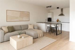 <p><strong>Nieuwbouw 1-slaapkamerappartement met terras, staanplaats en EPC A</strong></p><p>Dit verzorgd en energiezuinig appartement combineert een praktische indeling met hedendaags wooncomfort. Dankzij het gunstige EPC-label A geniet u van een energiezuinige woning met lage energiekosten.</p><p>Het appartement beschikt over een aangename leefruimte met aansluitend de keuken, één slaapkamer, een badkamer en een praktische berging. Daarnaast is er een terras waar u in alle rust van de buitenlucht kunt genieten.</p><p>Ook de groene en rustige omgeving vormt een belangrijke troef, met Park van Eden in de nabije omgeving.</p><p>Bij het appartement hoort bovendien een autostaanplaats, waardoor parkeren steeds vlot en comfortabel verloopt.</p><p>Het appartement is momenteel verhuurd. Hierdoor is het niet alleen interessant voor eigen bewoning op termijn, maar biedt het ook de mogelijkheid om het pand aan te kopen als investering met onmiddellijke huuropbrengsten.</p><p>Troeven:</p><p>-EPC A<br />-1 slaapkamer<br />-Terras<br />-Praktische berging<br />-Autostaanplaats<br />-Groene omgeving nabij Park van Eden<br />-Energiezuinig<br />-Momenteel verhuurd<br />-Interessant voor eigen bewoning of als investering</p><p><span>De autostaanplaats dient verplicht mee aangekocht te worden voor € 30.000.</span></p><p>Voor meer informatie of het inplannen van een bezoek kunt u contact opnemen via lou@guldentopsvastgoed.be.</p>