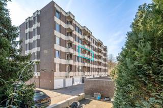 <p><span>Heverlee : Charmant appartement de 3 chambres à coucher avec un bon score EPC</span></p><p><span> </span></p><p><span>Cet appartement spacieux situé à Heverlee offre une combinaison idéale de confort et de fonctionnalité. L'appartement est très spacieux et dispose d'une surface habitable de 116 mètres carrés et de trois chambres à coucher. </span></p><p><span> </span></p><p><span>Nous entrons dans l'appartement par un hall d'entrée spacieux avec des toilettes pour invités qui donnent accès à un salon confortable avec salle à manger, où la lumière naturelle pénètre à travers de grandes fenêtres. La terrasse est adjacente et particulièrement calme. La cuisine est suffisamment spacieuse et constitue l'endroit idéal pour une belle cuisine moderne. L'appartement dispose de 3 chambres agréables et d'une salle de bain avec baignoire. </span></p><p><span>Pour compléter cet appartement, un garage box a été ajouté, qui peut être acheté en option pour 27.500 euros. </span></p><p><span>L'emplacement bénéficie d'un excellent accès aux commerces, aux écoles et aux équipements publics. Cette propriété représente une opportunité attrayante pour ceux qui recherchent un endroit agréable à vivre dans la belle Heverlee à la périphérie de Louvain, combiné avec des équipements pratiques et suffisamment d'espace pour la vie de tous les jours.</span></p><p><span>Si vous êtes à la recherche d'un appartement agréable à rafraîchir dans un très bon emplacement à Heverlee, ne cherchez pas plus loin et prenez rendez-vous dès aujourd'hui !</span></p>