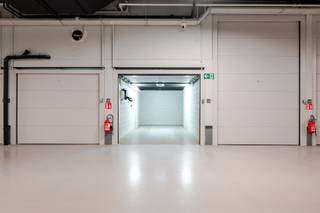 Ruime gesloten garagebox gelegen in hartje Zoute onder het Albertplein.Deze makkelijk bereikbare garagebox is gelegen op niveau -1.Hoge...