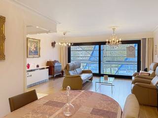 Discover this bright and ready-to-move-in apartment in the center of Ostend, with a view of Leopold Park. Located on the second floor of...