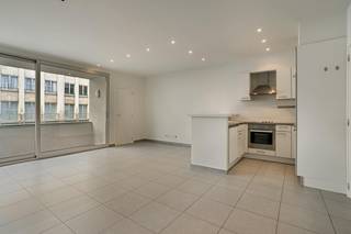 Dit instapklare 1-slaapkamer appartement met 2 terrassen bevindt zich op een toplocatie in het hart van Kortrijk. Het pand is gesitueerd in Residentie Morris (bouwjaar 2006) en werd recent opgewaardeerd tot een modern, fris en instapklaar appartement.<br /><br />Gelegen op het eerste verdiep, kent het appartement de volgende indeling:<br />- inkomhal met gastentoilet<br />- lichtrijke leefruimte met toegang tot het eerste terras<br />- keuken voorzien van frigo, oven, vaatwas en een keramische kookplaat<br />- praktische berging nabij de keuken<br />- badkamer met bad en douche<br />- ruime slaapkamer met toegang tot het tweede terras<br /><br />Het appartement is voorzien van een kelderberging en fietsenberging.<br /><br />Wenst u meer informatie of een bezoek? Neem snel contact op met Cléo Derekx +32(0)472183996!<br /><br />Bestuursmaatregelen in het maatregelenregister: nee