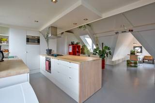 Prachtig dakappartement (loft-stijl) 68 m², gelegen op het Marktplein te Nieuwpoort. Dit uitstekend afgewerkt appartement is gelegen op de 4de verdieping en bestaat uit een ruime leefkeuken voorzien van alle toestellen en comfort, knusse zithoek met inbouwkasten, eetkamer en aparte slaapkamer. Badkamer met ligbad, lavabo en toilet. Privatieve berging aanwezig op het gelijkvloers. Zuid-westgericht terras. Lift voorzien (gaat tot 3de verdieping). Beschikbaar vanaf 15/10/2026. Maandelijkse huurprijs: 750 euro + 50 euro syndickosten. EPC: 180 UC: marktplein12 (Ref. NI27841)