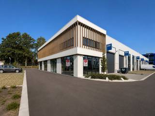 This representative SME unit with a total area of approximately 300 m², spread over two floors, is located at the modern Green Business Park Forest Park in Genk.<br /><br />The ground floor of approximately 200 m² offers a spacious and functional business space that is ideal as a warehouse, workshop or showroom. The unit has a large sectional door and separate glass entrance. Thanks to the large windows, the room also enjoys plenty of natural light.<br /><br />On the floor of approximately 100 m², there is a spacious and bright office space. As a result, the building is an ideal combination for companies that want to place their office activities and operational business space in one location.<br /><br />The modern architecture, high-quality appearance and practical layout make this unit suitable for a variety of professional activities. There are also 5 private parking spaces near the building.<br /><br />Advantages:<br /><br />- Total area: approx. 300 m²<br />- Ground floor: approx. 200 m²<br />- Floor: approx. 100 m²<br />- Spacious warehouse/business space<br />- Separate office space<br />- Large sectional door<br />- Lots of natural light<br />- 5 private parking spaces<br />- Modern and representative appearance<br />- Located at Woudpark Green Business Park in Genk<br /><br />Financially:<br /><br />- Rental price: € 2,250/month excluding VAT.<br />- Common parts commission: € 280/month excluding VAT.<br />- Property tax is borne by the tenant.