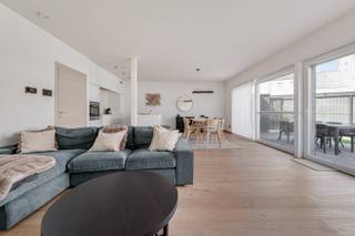 Deze moderne woning is DE ideale gezinswoning want deze heeft werkelijk alle troeven: veel ruimte, rustig gelegen in een kindvriendelijke verkaveling, energiezuinig, luxueuse afwerking,... De indeling van deze tijdloze woning is als volgt: inkomhal met gastentoilet en ingebouwde vestiairekast, apart bureel met ingemaakte kasten/ extra slaapkamer beneden, ruime berging/wasplaats, aangename leefruimte met grote raampartijen, gashaard en dit op een massieve parket met vloerverwarming, aangename keuken met kookeiland en voorzien van alle toestellen, inpandige garage. Op de verdieping zijn er 3 ruime slaapkamers eveneens op parket waarvan 1 met ingemaakte dressingkast, strakke badkamer met inloopdouche, dubbele lavabo en apart toilet. Buiten: tuintje aangelegd met kunstgras, dus geen onderhoud. Achteraan extra terras en tuinhuis! extra's: label A, verluchtingssysteem D, 12 zonnepanelen, overal elektrische rolluiken, verwarming op aardgas,..MAAK SPOEDIG UW AFSPRAAK VOOR EEN BEZOEK AAN DEZE KNAPPE WONING!