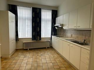 <p>Huis in het hart van Veurne, op Oude Beestenmarkt 19, op wandelafstand van winkels, scholen en openbaar vervoer.</p>
<p> </p>
<p>Deze woning biedt een praktische indeling met drie slaapkamers en een vaste zoldertrap, ideaal voor gezinnen die extra ruimte nodig hebben. Dankzij de centrale ligging geniet u van alle voorzieningen binnen handbereik, terwijl de binnenparking uw wagen veilig en droog houdt. Het EPC-label C maakt dit een energiezuinige keuze binnen het stadscentrum.</p>
<p> </p>
<p>Belangrijkste ruimtes:<br />• Woonkamer met aangename lichtinval<br />• Keuken met functionele indeling<br />• Drie slaapkamers<br />• Badkamer met douche en aansluiting voor wasmachine<br />• Vaste zoldertrap naar extra opslagruimte<br />• Terras voor buitenmomenten<br />• Binnen parkingplaats</p>
<p> </p>
<p>MAX VOOR 4 PERSONEN !!</p>
<p> </p>
<p>Troeven:<br />• Centrale ligging in het centrum van Veurne<br />• Binnen parkingplaats inbegrepen ( ligt in de Weststraat)<br />• Vaste zoldertrap voor extra ruimte</p>
<p> </p>
<p>Neem vandaag nog contact op met uw ERA-makelaar voor een bezoek.</p>
<p> </p>
<p><strong>AANMELDEN VIA ONZE ERA WEBSITE !!</strong></p>
<p> </p>
<p>JOUW DROOMHUIS. ZO GEVONDEN!</p>
