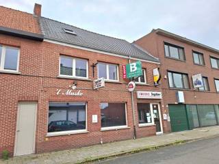 Handelspand met woonst te Geel bestaande op de gelijkvloerse verdieping uit een commerciële ruimte met toog , sanitair en bergingen (+/-162m²).Op de...