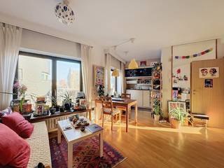 Vlakbij de paardenmarkt, het eilandje en het historische centrum van Antwerpen vinden we deze studio op een toplocatie in Antwerpen te huur.Indeling:- woonkamer + keuken- aparte slaapkamer- aparte badkamer- gemeenschappelijk dakterrasTroeven:- keuken werd recentelijk vernieuwd- lage EPC waarde- lift aanwezig in het gebouwBent u geïnteresseerd in een appartement of woning te huur in Antwerpen? Aarzel dan niet om ons te contacteren. Had u graag uw eigen eigendom te koop of te huur aangeboden contacteer ons dan voor een vrijblijvende schatting per mail naar antwerpen@dewaele.com.Ook voor alle andere vragen omtrent vastgoed, kopen of verkopen kan u steeds bij ons terecht!