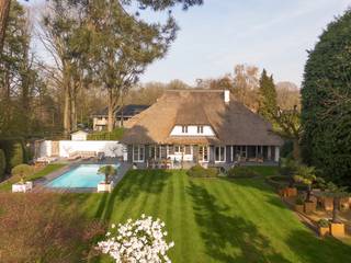 Op een zeer gegeerde en residentiële locatie in Essen-Heikant treffen we deze karaktervolle luxevilla, die in 2015 een renovatie onderging met duurzame en hoogwaardige afwerkingsmaterialen, en die zich in een perfecte staat van onderhoud bevindt.<br /><br />De entree geeft uit op de royale leefruimte op parketvloer. De living is ingedeeld in een gezellige zithoek en een eetkamer. Een sfeervolle gashaard vormt hierbij een centraal element tussen beide ruimtes.<br /><br />De leefkeuken is ingericht met alle hedendaagse apparatuur en beschikt tevens over een eetkamer.<br />Aansluitend op de keuken treffen we een bijkeuken en een kelder met aansluitingen voor de wasmachine en de droogkast. <br />Van hieruit is er toegang tot de dubbele garage met automatische toegangspoorten en een trap die (met traplift) leidt tot de fitnessruimte op de eerste verdieping. <br /><br />Links van de inkomhal komen we in een kantoor (eventueel gelijkvloers slaapkamer) met aansluitende badkamer die is voorzien van een ligbad, inloopdouche, dubbele lavabo en een toilet. <br /><br />Op de eerste verdieping geeft de zeer ruime overloop uit op de hoofdslaapkamer met dressing. <br />Verder zijn er nog drie ruime slaapkamers en een panic room. <br />De badkamer is ingericht met een douche en een enkele lavabo. <br />Ten slotte vinden we nog een apart nachttoilet.<br /><br />De woning is gebouwd op een ruim en lichtrijk perceel van ca. 2.643 m².<br />De zonnige tuin werd met de grootste zorg aangelegd met een vernieuwd terras (2022), een verwarmd zwembad met lounge en buitendouche en een koivijver.<br /><br />Algemeen:<br /><br />• Renovatie in 2015 met nieuwe keuken, vloeren, deuren,… met behulp van een binnenhuisarchitect.<br />• Het dak werd vernieuwd in 2025.<br />• Het terras werd vernieuwd in 2022.<br />• Beveiliging: Kogelvrij glas, 6 inbraakveilige deuren, alarminstallatie verbonden met de meldkamer en voorzien van een stil alarm.<br />• CV op stookolie met nieuwe ketel in 2021.<br />• Overal rolluiken.<br /><br />Deze villa is gelegen aan de Elzendreef, een zeer residentiële en rustige buurt in Essen-Heikant.<br />Er is een vlotte bereikbaarheid naar Antwerpen, Brussel en Nederland, zowel met de wagen als vanuit het treinstation van Essen.