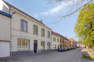 Bent u op zoek naar een lichtrijke, ruime en charmante woning? Dit herenhuis in het hart van Assenede combineert authenticiteit met hedendaags...