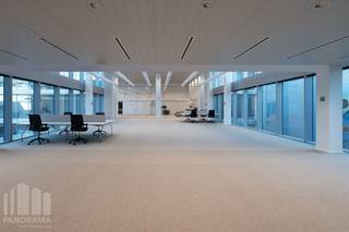 Hoogwaardige kantoorruimte <strong>van 319 m²</strong> in een toekomstgericht en duurzaam kantoorgebouw met flexibele indelingsmogelijkheden. De ligging biedt een professionele werkomgeving met uitstekende connectiviteit naar belangrijke invalswegen en het stadscentrum.<br /><br />Het gebouw is uitgerust met moderne voorzieningen zoals een performant toegangscontrolesysteem, verhoogde vloeren, dubbele beglazing, externe zonnewering en <strong>gekoelde plafonds </strong>voor optimaal comfort. Dankzij meerdere <strong>liften</strong> en een goederenlift is een vlotte interne circulatie verzekerd. Het project is bovendien<strong> BREEAM Very Good In-Use gecertificeerd</strong>.<br /><br />De gebruikerservaring staat centraal met een breed aanbod aan faciliteiten: receptie met twee hoofdentrees, conciërgeservice, kitchenette, gemeenschappelijke conferentieruimte en diverse meetingrooms. Daarnaast zijn er een private <strong>binnentuin</strong>, een health & food concept met ruim buitenterras, én wellnessfaciliteiten zoals fitness- en yogaruimte met coaching en kleedruimtes met douches.<br /><br />Op vlak van mobiliteit zijn er<strong> ondergrondse parkeerplaatsen</strong>, <strong>10 gedeelde laadpunten</strong> voor elektrische wagens, ruime fietsenstallingen en een vloot gedeelde e-bikes.<br /><br />Contacteer<strong> PANORAMA B2B</strong> voor meer informatie of een vrijblijvend plaatsbezoek: <strong>0477 09 00 09.</strong>