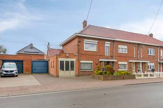 SOLIDE GEZINSWONING MET AANGENAME LEEFRUIMTE, TUIN EN GARAGE OP 3A 30CA.De woning is gelegen nabij het centrum van Breendonk. Vlotte bereikbaarheid...