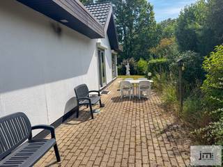 Deze gelijkvloerse woning is mooi en rustig gelegen op een perceel van 8a 90 ca met uitstekende verbindingen naar de omliggende steden en de snelwegen.<br /><br />Via de inkomhal komen we aan de linkerzijde van de woning in de ruime leefruimte waar de inbouwcassette voor een gezellige warmte kan zorgen.<br />Naast de eethoek bevindt zich de keuken met naastliggende berging. De nachthal biedt toegang tot de 3 slaapkamers ( waarvan er momenteel 2 zijn ingericht als één grote kamer), de badkamer en het gastentoilet. <br /><br />De kelder is bereikbaar via de trap vanuit de berging of ook met de wagen via de inrit naast de woning.<br />De kelder strekt zicht uit onder de ganse woning en is opgedeeld in verschillende kamers, waaronder een ruime garage die plaats biedt aan meerdere wagens. De garagepoorty is elektrisch bedienbaar.<br />De ramen aan de woning zijn voorzien van rolluiken.<br /><br /><em><span>*De vermelde oppervlaktes zijn indicatief. JM Vastgoed kan niet verantwoordelijk gesteld worden voor de juistheid van de verstrekte gegevens.</span></em>