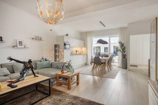 Appartement te koop in Antwerpen Indeling:eerste verdieping:- inkomhal met ingemaakte kasten- apart toilet- woonkamer met veel lichtinval-...