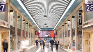 Kantoren in de bovenliggende verdiepingen van de historische Ravensteingalerij. Dankzij de ligging recht tegenover het centraal station van Brussel, heeft u toegang tot uitstekende trein- en andere verbindingen van het openbaar vervoer. Kantoren kunnen op maat worden ingericht.<br /><br />Binnenparking: 1 800 €/plaats/jaar (excl. belastingen en heffingen 1 040 €/plaats/jaar)<br />Archief: 90 €/m²/jaar (exclusief belastingen en heffingen 68 €/m²/jaar)