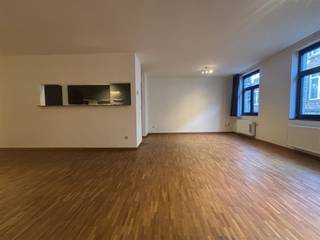 <p>In de Schrijnmakersstraat bieden we met veel plezier dit appartement aan! Dit charmante gebouw is gelegen in verkeersarme straat middenin de historische binnenstad, op wandel- en fietsafstand van alle voorzieningen. <br /><br />Het appartement is gelegen op de eerste verdieping van het gebouw en omvat; open leefruimte met ingerichte keuken, twee slaapkamers waarvan één met terras, badkamer met dubbele lavabo, douche en bad, apart toilet en berging met aansluiting voor wasmachine. <br /><br />Meer informatie of een bezoek ter plaatse? Contacteer ons vandaag nog via verhuur@connect-immo.be of 0470 59 65 44 <br /><br />Huurprijs: €1500 + €80 gemeenschappelijke lasten + nutsvoorzieningen <br />Onmiddellijk beschikbaar<br />EPC: 143 kWh/m2jaar</p>