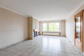Interessant en lichtrijk 2 slaapkamer appartement met terras op de vierde verdieping.Het appartement verwelkomt je met een ruime inkomhal die...