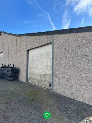 Loods te huur enkel voor opslag.Gemakkelijk bereikbaar, grote oprit en automatische poort.- 3,00€/m².- 750€/mnd exclusief BTW.- Direct...