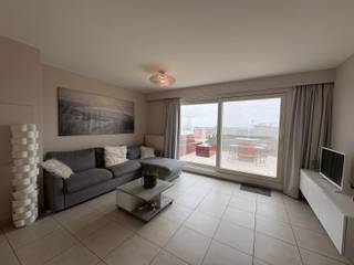 Charmant gemeubeld appartement met zonnig dakterras in Oostende.<br /><br />Op zoek naar een gezellig en praktisch appartement op een uitstekende ligging in Oostende? Dit aangename 1-slaapkamerappartement in de Rogierlaan combineert comfort met een bijzonder fijne buitenruimte.<br /><br />De absolute troef van dit appartement is het ruime, zonnige dakterras. Een heerlijke plek om in alle rust te genieten van een kop koffie, een aperitief of een zonnige dag. Een buitenruimte als deze is een echte meerwaarde in de stad!<br /><br />Het appartement beschikt over een afzonderlijke inkomhal, een gezellige leefruimte en een aparte keuken. De slaapkamer biedt een aangename en rustige ruimte om te ontspannen.<br /><br />De badkamer sluit aan op de slaapkamer en is uitgerust met een douchecabine, toilet en wastafel.<br /><br />Ook de ligging is bijzonder interessant. Je bevindt je op wandelafstand van tal van voorzieningen: openbaar vervoer, horecazaken, supermarkten, bakker, slager, apotheek en diverse andere winkels en diensten. Bovendien ben je dankzij de centrale ligging snel op weg naar de rest van Oostende.<br /><br />Een gezellig appartement met een unieke buitenruimte, ideaal voor wie comfortabel wil wonen op een centrale locatie in Oostende.<br /><br />Interesse? Aarzel niet en plan uw bezoek in via marie@immofrancois.be!<br /><br />