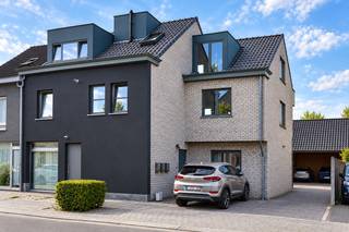 Bent u op zoek naar een instapklaar appartement of een interessante vastgoedinvestering? Dan is dit moderne 2-slaapkamerappartement in Ertvelde (Evergem) zeker een bezoek waard.
Ertvelde combineert het warme karakter van een dorp met het gemak van een centrale ligging. Je woont er rustig en groen, met winkels, horeca en voorzieningen dichtbij en vlotte verbindingen richting Gent en de omliggende regio. De landelijke omgeving, het actieve dorpsleven en de vele mogelijkheden om te wandelen en fietsen maken van Ertvelde een fijne plek om thuis te komen.
De lichtrijke leefruimte zorgt voor een aangename woonbeleving en sluit naadloos aan op de moderne, volledig uitgeruste keuken.
Het appartement beschikt over twee slaapkamers, een badkamer, apart toilet en een gezellig terras aan de achterzijde, waar u in alle rust kunt genieten van een moment buiten.
Extra troeven zijn de privatieve carport met zolderruimte, de gemeenschappelijke fietsenberging en een extra privatieve berging, wat zorgt voor een optimaal dagelijks comfort.
Dankzij de praktische indeling, de moderne afwerking en de aantrekkelijke ligging is dit appartement niet alleen een ideale thuis, maar ook een uitstekende vastgoedinvestering met een mooi verhuuropbrengst.
Kortom, een instapklaar appartement dat comfort, functionaliteit en investeringswaarde perfect combineert.
Contacteer ons vandaag nog voor meer informatie of een bezichtiging.
Via 09 336 16 15 of mail naar info@vastgoedunicum.be, wij helpen u graag verder!