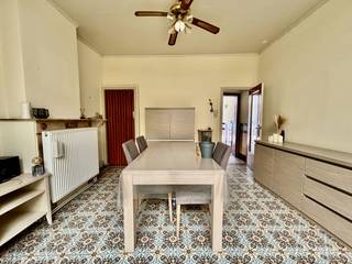 Heel gezellige en instapklare rijwoning met schitterende mobi-score te Kortrijk, omvattende o.a. op het GELIJKVLOERS:<br />*Inkomhal<br />*Gastentoilet<br />*Ruime lichtrijke en knusse leefruimte<br />*Ruime keuken met eetplaats en gasfornuis<br />*Ruime tuin<br />*Badkamer met ligbad, douche en lavabomeubel<br />1<sup>ste</sup> VERDIEP:<br />*2 slaapkamers<br />ZOLDER:<br />* 2 slaapkamers<br /><br />Divers: Nabij het station en winkelstraat. Centrale verwarming op aardgas. PRACHTKOOP<br />Grondoppervlakte ca.200 m². Bruikbare vloeroppervlakte ca.100m² (indicatief volgens het EPC). EPC 480kWh/m² - Label E - P-score en G-score: D. Bevindt zich niet in een risicozone voor overstromingen.