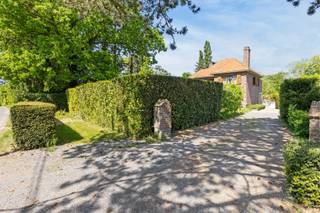 Située dans un quartier résidentiel paisible de la Petite Bruyere, cette charmante maison familiale se trouve sur un magnifique terrain de 1.996...