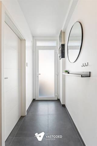 <p><span>Volledig gerenoveerde woning met 3 slaapkamers vlak bij Beringen-centrum.</span></p><p><span> </span></p><p><span>Belangrijkste troeven: </span></p><p><span>- Centrale ligging</span></p><p><span>- Kwalitatief afgewerkt</span></p><p><span>- Volledig gerenoveerd</span></p><p><span>- Garage</span></p><p><span>- Positief EPC</span></p><p><span>- 3 ruime slaapkamers</span></p><p><span> </span></p><p><span>Bekijk zeker ook de grondplannen met de afmetingen. Zo krijgt u van thuis uit al een perfect beeld van wat deze woning te bieden heeft!</span></p><p><span> </span></p><p><span>Wenst u meer info of een vrijblijvende bezichtiging, contacteer dan ons kantoor op het nummer 011 85 15 15 en wij helpen u graag verder.</span></p>
