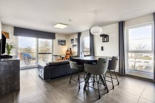 Indeling:Gelijkvloerse verdieping:- gemeenschappelijke inkomhal- traphal/ liftVerdieping 2 (bereikbaar met trap/lift):- inkomhal- apart toilet met handenwasser- woon- en eetkamer (25,14m²)- terras (6m²)- geïnstalleerde open keuken (5m²)- aparte berging met voorzieningen voor was- en droogmachine- slaapkamer 1 (12,50m²)- slaapkamer 2 (10,50m²)- badkamer met inloopdouche, wastafel en badkamermeubel (6,50m²)Extra:- verplichte aankoop van een ondergrondse autostaanplaats aan €14.000.- mogelijkheid tot aankoop van een pakket van 2 autostaanplaatsen aan een voordelige totaalprijs van €24.000.Bijzonderheden:- recent, netjes onderhouden gebouw met lift- conforme elektriciteit- uitstekende EPC-score- centrale, doch rustige ligging nabij het centrum, winkels, openbaar vervoer...- mobiscore 8,8/10Bent u geïnteresseerd in dit appartement te koop in Hoboken? Aarzel dan niet om contact met ons op te nemen via janice.racaj@dewaele.com of op 03 206 76 73.Wenst u uw eigendom ook te koop of te huur te stellen? We helpen u graag verder.Steeds tot uw dienst om u verder te helpen met al uw vragen over vastgoed!